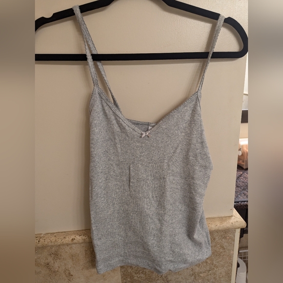Aritzia TNA v-neck tank top - Picture 4 of 7